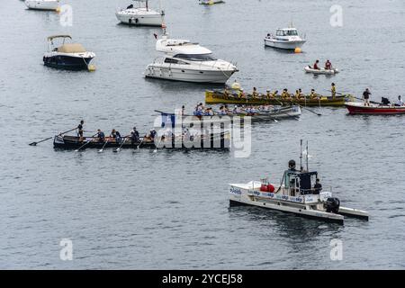 San Sebastian, Spagna, 8 luglio 2023: Regata di barche a remi Trainera nella baia di la Concha a San Sebastian durante Eusko Label e Euskotren 2023 leag Foto Stock