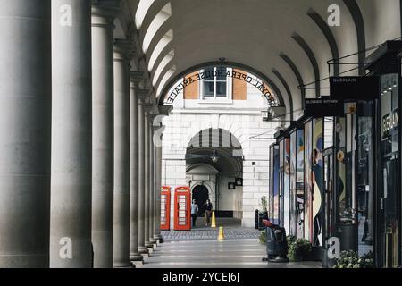 LONDRA, Regno Unito, 25 agosto 2023: Veduta della galleria della Royal Opera House nell'area di Covent Garden. Covent Garden è rinomata per la sua lussuosa moda e bellezza Foto Stock