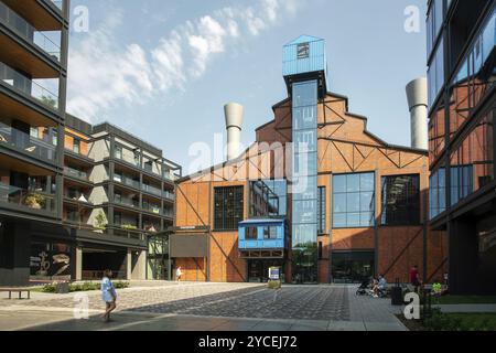 08-27-2022 Varsavia POL nuovo quartiere residenziale vicino a Piazza WSR a Varsavia: Persone che camminano, aria calda (circa 29C). In centro, edificio con negozi, ON Foto Stock