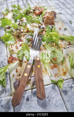 Ciò che rimane alla fine di un piatto di verdure e carne Foto Stock