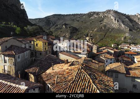 Vista aerea del villaggio medievale di Poza de la Sal a Burgos, Castiglia e León, Spagna. Foto Stock