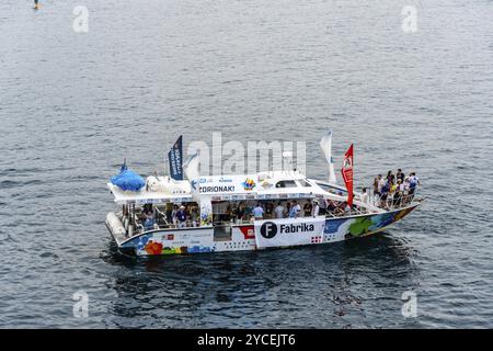 San Sebastian, Spagna, 8 luglio 2023: Regata di barche a remi Trainera nella baia di la Concha a San Sebastian durante Eusko Label e Euskotren 2023 leag Foto Stock