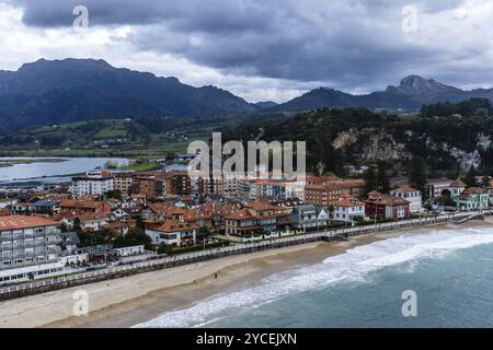 Ribadesella, Spagna, 27 marzo 2024: Panoramica di Ribadesella. Vista della città turistica e della spiaggia di Ribadesella nelle Asturie, in Europa Foto Stock