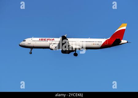 Madrid, Spagna, 31 dicembre 2021: Airbus A321 aereo passeggeri della compagnia aerea spagnola Iberia che vola prima di atterrare contro il cielo azzurro, Europ Foto Stock