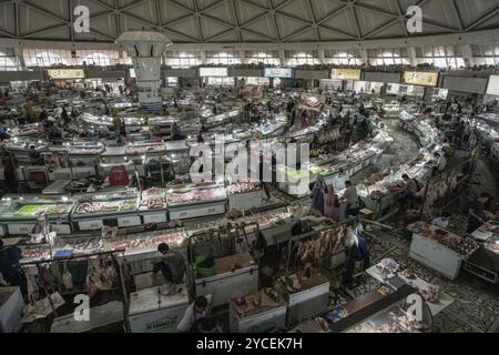 05-13-2022 Tashkent, Uzbekistan. Mercato orientale della carne (Tashkent) nella sala (padiglione) . Molti commercianti e compratori. Angolo di visione elevato Foto Stock