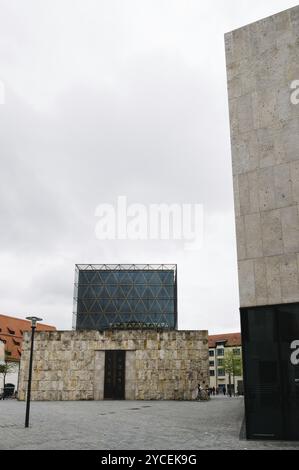 Monaco di Baviera, Germania, 5 maggio 2015: Museo ebraico e sinagoga principale di Monaco di Baviera a St. Jakobs Platz una giornata nuvolosa, Europa Foto Stock