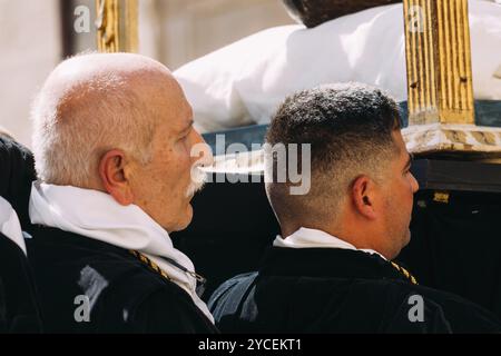 Zamora, Spagna, 7 aprile 2023: Persone vestite con i tradizionali costumi pasquali durante le processioni della settimana Santa, Europa Foto Stock