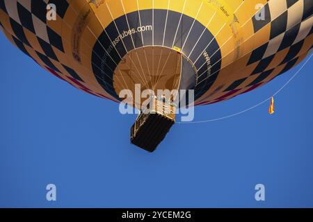 Segovia, Spagna, 5 febbraio 2023: Palloncini colorati contro il cielo blu, Europa Foto Stock