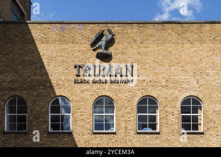 Londra, Regno Unito, 25 agosto 2023: Truman Black Eagle Brewery. Si tratta di una birreria situata intorno a Brick Lane nell'area di Spitalfields Foto Stock