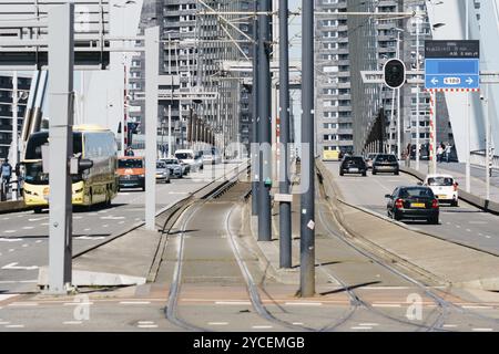 Rotterdam, Paesi Bassi, 8 maggio 2022: Attraversamento di persone e veicoli sul ponte Erasmusbrug sul fiume nuova Mosa. Giorno di sole di primavera Foto Stock