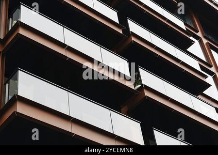 Dettaglio della facciata in acciaio con balconi in moderno edificio di appartamenti Foto Stock