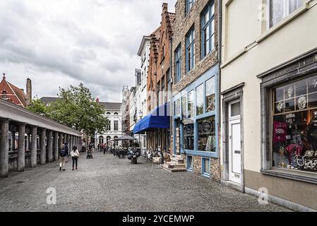 Bruges, Belgio, 29 luglio 2016: Paesaggio urbano della città di Bruges. Il centro storico della città è un sito patrimonio dell'umanità dell'UNESCO. È noto per la sua pict Foto Stock