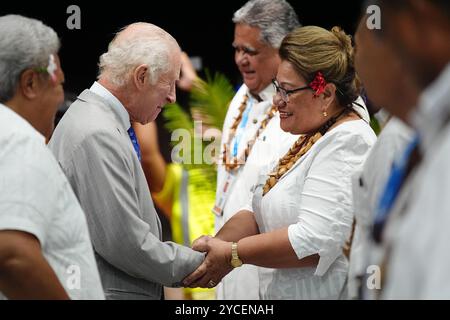 Re Carlo III con il primo ministro delle Samoa fiame Naomi Ma'afa (a sinistra) viene accolto mentre arriva all'aeroporto internazionale di Faleolo a Samoa per partecipare alla riunione dei capi di governo del Commonwealth, il quarto giorno della visita reale in Australia e Samoa. Data foto: Mercoledì 23 ottobre 2024. Foto Stock