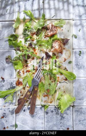 Ciò che rimane alla fine di un piatto di verdure e carne Foto Stock