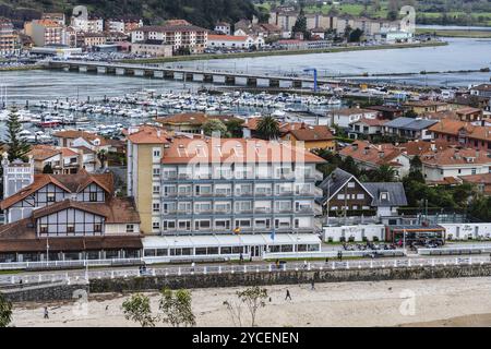 Ribadesella, Spagna, 27 marzo 2024: Panoramica di Ribadesella. Vista della città turistica e della spiaggia di Ribadesella nelle Asturie, in Europa Foto Stock