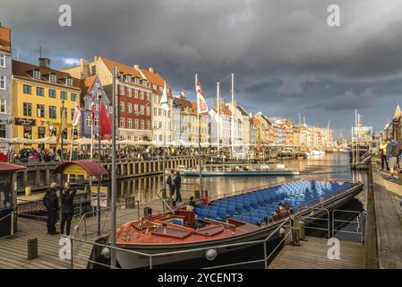 Copenaghen, Danimarca, 11 agosto 2016: Nyhavn un giorno nuvoloso. itâ è un lungomare del XVII secolo, un canale e un quartiere di intrattenimento a Copenhagen fiancheggiato da Foto Stock