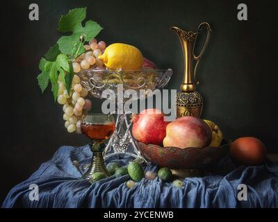 Vita tranquilla con frutte e vino Foto Stock