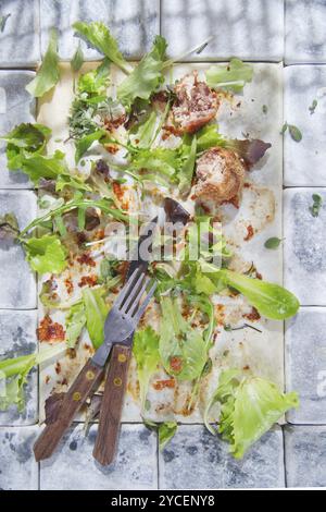 Ciò che rimane alla fine di un piatto di verdure e carne Foto Stock