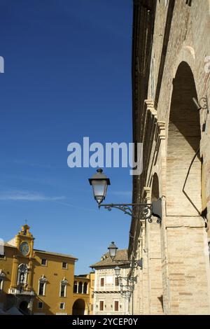 Antica città di fermo nella piazza principale delle Marche Foto Stock