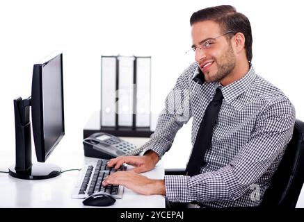 Professionisti impegnati con il telefono mentre si è al lavoro su un isolato sfondo bianco Foto Stock