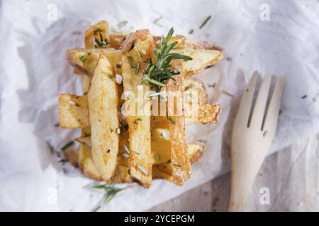 Presentazione di un piatto di patatine fatte in casa Foto Stock