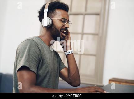 Lavoro, cuffie e uomo in ufficio, ascoltare musica e audio per motivare. Graphic designer, sound ENGINEER e dipendente per agenzia creativa Foto Stock