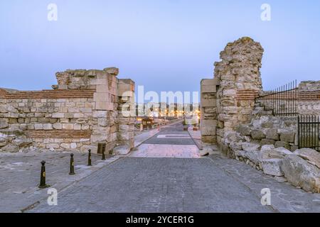 Cancelli di ingresso nella città di Nessebar antica città di sunrise sulla costa bulgara del Mar Nero. Nesebar, Nesebr è un sito Patrimonio Mondiale dell'UNESCO. Rovine di Sun Foto Stock