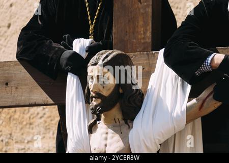 Zamora, Spagna, 7 aprile 2023: Scenografia di discesa durante le processioni della settimana di Pasqua a Zamora, in Europa Foto Stock