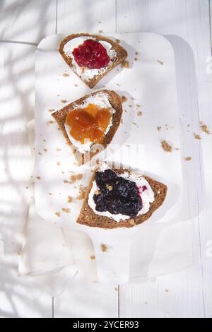 Colazione italiana a base di pane integrale, burro e marmellata Foto Stock