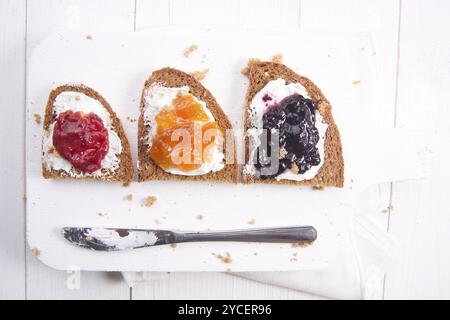 Colazione italiana a base di pane integrale, burro e marmellata Foto Stock