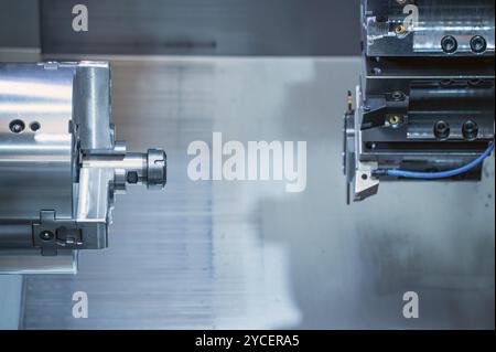 La macchina per tornio CNC che forma il taglio delle parti metalliche. Lavorazione dei metalli ad alta tecnologia mediante tornitura CNC, grafica Foto Stock