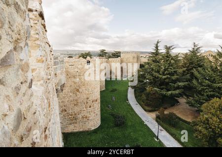 Avila, Spagna, 11 novembre 2014: Paesaggio urbano di Avila dalle mura medievali un giorno nuvoloso. La città vecchia e le sue chiese extramurali sono state dichiarate un mondo H Foto Stock