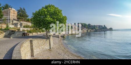 Panorama di Nessebar antica città sulla costa bulgara del Mar Nero. Nesebar o Nesebr è un sito Patrimonio Mondiale dell'UNESCO. Vista panoramica della città di Nessebar Foto Stock