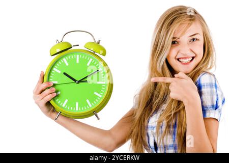 Ragazza il punto di allarme e ci mostra il tempo su un bianco sfondo isolato Foto Stock