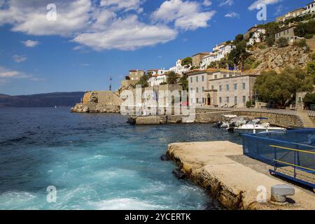 Vista incredibile sul capo di Idra e sulla terraferma della Grecia (vicino all'isola di Idra), vacanze estive e vacanze all'alba sulle isole greche! Foto Stock