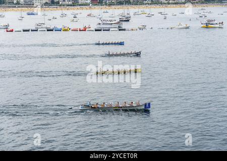 San Sebastian, Spagna, 8 luglio 2023: Regata di barche a remi Trainera nella baia di la Concha a San Sebastian durante Eusko Label e Euskotren 2023 leag Foto Stock