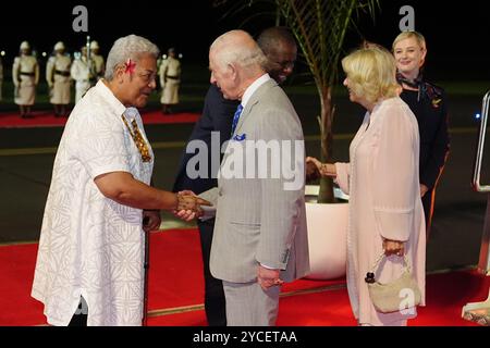 Re Carlo III è accolto dal primo ministro delle Samoa fiame Naomi Ma'afa e la regina Camilla è accolta dal ministro degli Esteri David Lammy mentre arrivano all'aeroporto internazionale di Faleolo a Samoa per partecipare alla riunione dei capi di governo del Commonwealth, il quarto giorno della visita reale in Australia e Samoa. Data foto: Mercoledì 23 ottobre 2024. Foto Stock