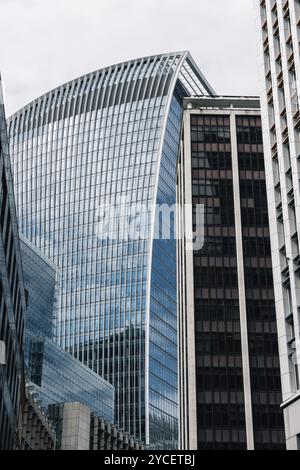 Londra, Regno Unito, 25 agosto 2023: Vista ad angolo basso dei moderni edifici per uffici nella City di Londra e riflessi sulla facciata di facciate. Vista contro il blu Foto Stock