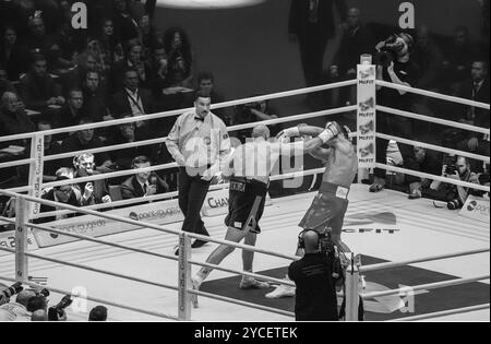 28-11-2015 Dusseldorf, Germania. Tyson Fury lancia una W lancia un dritto destro, e Klitschko difende alzando la spalla (è anche alto 2 metri) Foto Stock