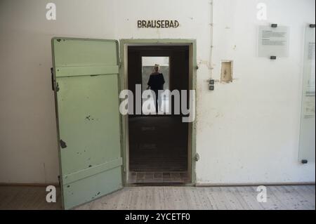 03.06.2017, Dachau, Baviera, Germania, Europa, un visitatore si trova nella camera a gas del memoriale del campo di concentramento di Dachau. La camera a gas era perfi Foto Stock