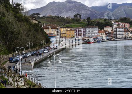 Ribadesella, Spagna, 27 marzo 2024: Panoramica di Ribadesella. Vista della città turistica e della spiaggia di Ribadesella nelle Asturie, in Europa Foto Stock