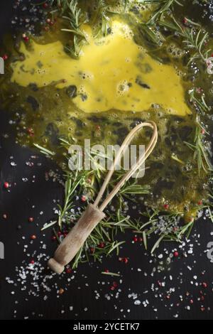 Presentazione di fresco e uova crude sul pavimento nero di pomice Foto Stock