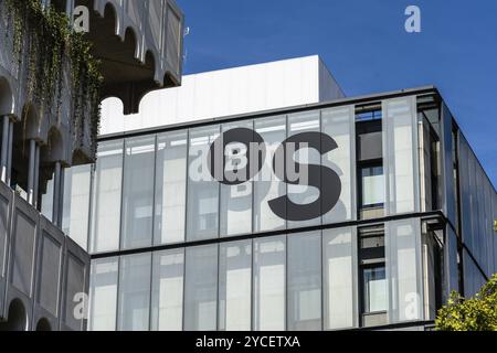 Madrid, Spagna, 10 ottobre 2021: Edificio della Sabadell Bank Office in Serrano Street, Europa Foto Stock