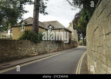 Chipping Campden, Regno Unito, 12 agosto 2015: Strada vuota con recinzioni in pietra a Chipping Campden, Cotswolds Foto Stock