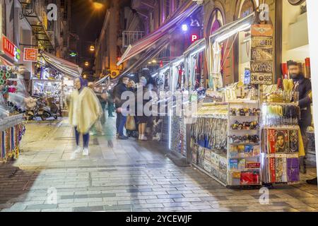 12-06-2022 Istanbul, Turchia. negozio di souvenir? Strada pedonale Istiklal e persone (movimento sfocato) Foto Stock