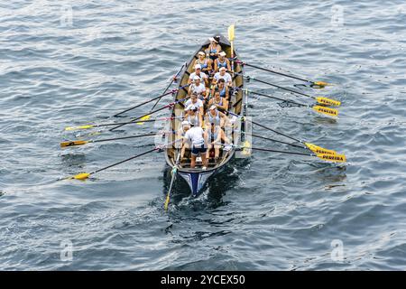 San Sebastian, Spagna, 8 luglio 2023: Regata di barche a remi Trainera nella baia di la Concha a San Sebastian durante Eusko Label e Euskotren 2023 leag Foto Stock