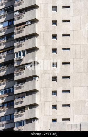 Madrid, Spagna, 26 settembre 2021: Veduta del grattacielo residenziale Torre de Valencia di fronte al Parco del Retiro. Edificio di appartamenti con facciata in cemento Foto Stock