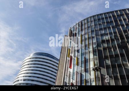 LONDRA, Regno Unito, 22 AGOSTO 2015: Vista ad angolo basso dei moderni edifici per uffici a Londra Foto Stock