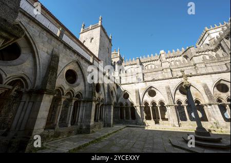 Porto, Portogallo, 8 febbraio 2023: Interno della Cattedrale di Porto se do Porto, questa cattedrale si trova al centro di Porto ed è una delle città Foto Stock