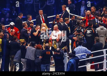 27-11-2015 Dusseldorf, Germania. Situazione sul ring dopo la vittoria di Tyson Fury: A sinistra qualche uomo con i guanti Victory di Tyson Fury e bionda, moglie, e. Foto Stock